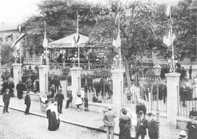 La Société Royale Harmonie de Wasmes et le kiosque en 1909